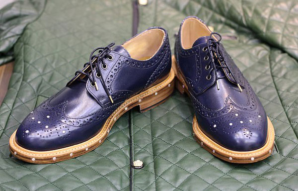 英国最贵的鞋：镶有68颗钻石鞋带头用黄金包裹